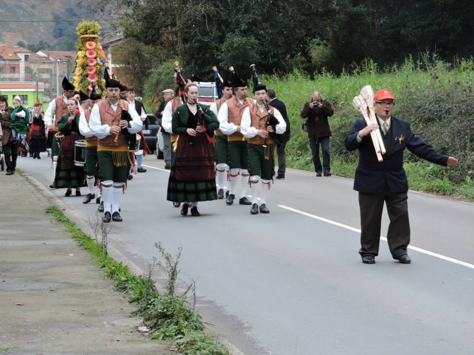 En la procesión, con la banda de gaitas Picos de Europa - DOP Cabrales